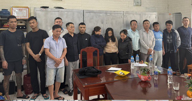 14 người bị bắt quả tang đang đánh bạc dưới hình thức "xóc đĩa". Ảnh: Công an Thanh Hóa