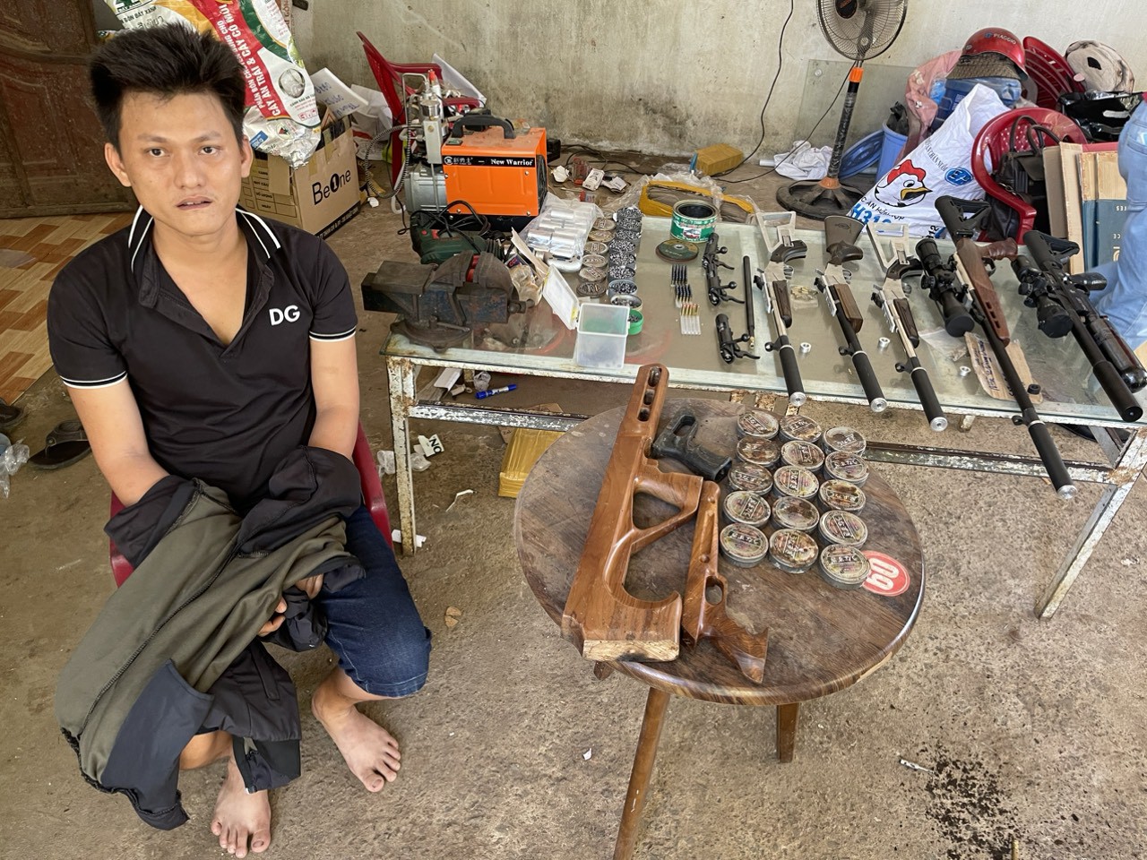 Đối tượng Hiếu bị bắt cùng toàn bộ tang vật