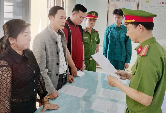 Cảnh đọc lệnh bắt Nguyễn Văn Dũng, Nguyễn Thị Hiền và Nguyễn Thiên Ân. Ảnh: Công an Quảng Nam