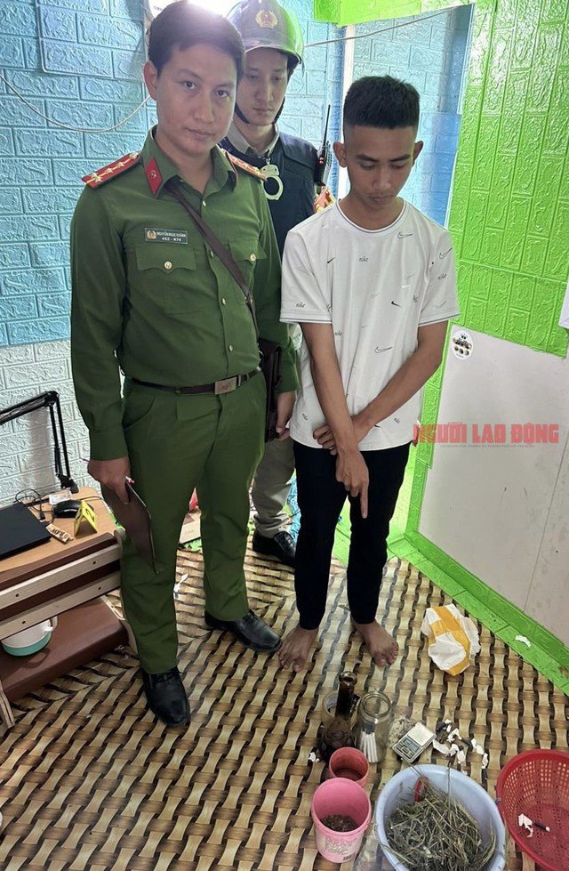 Thạch Trí Tài tại cơ quan công an