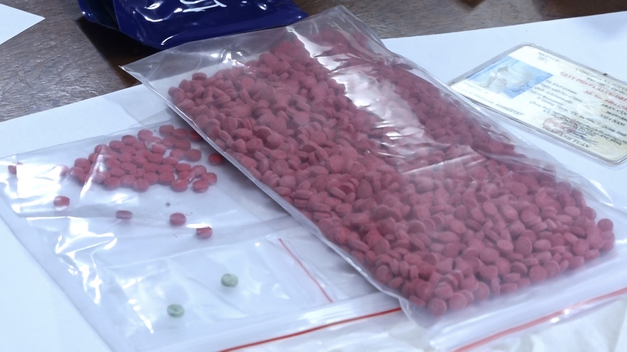 An ninh - Hình sự - Kiểm tra nồng độ cồn, phát hiện đối tượng vận gần 2000 viên ma túy (Hình 2).