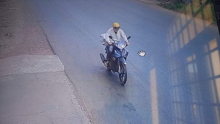 Thời điểm Nguyên lấy xe máy của nạn nhân rồi bỏ chạy. Ảnh: Chụp màn hình