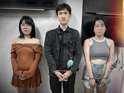 Nhi - Doanh - K.A. (từ trái qua) tại trụ sở CAQ.Tân Bình 