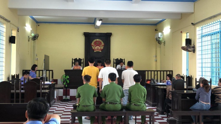 Đại diện VKS công bố cáo trạng. Ảnh: NHẪN NAM