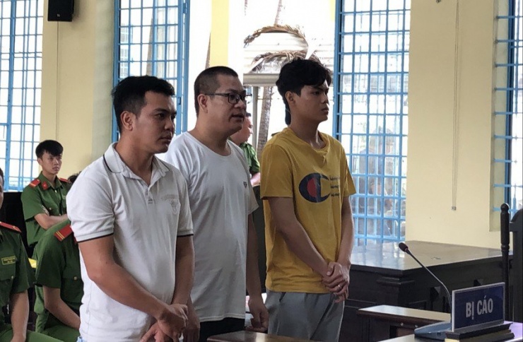 Các bị cáo ra toà ngày 5-3. Ảnh: NHẪN NAM