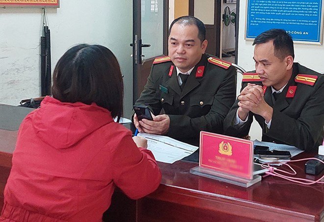 Công an Hải Phòng làm việc với người quản trị nhóm giả mạo công an. Ảnh: CAHP