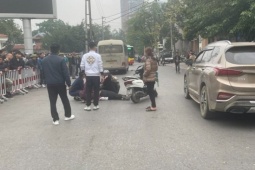 Mở cửa ô tô bất cẩn khiến 1 phụ nữ bị xe khách cán tử vong