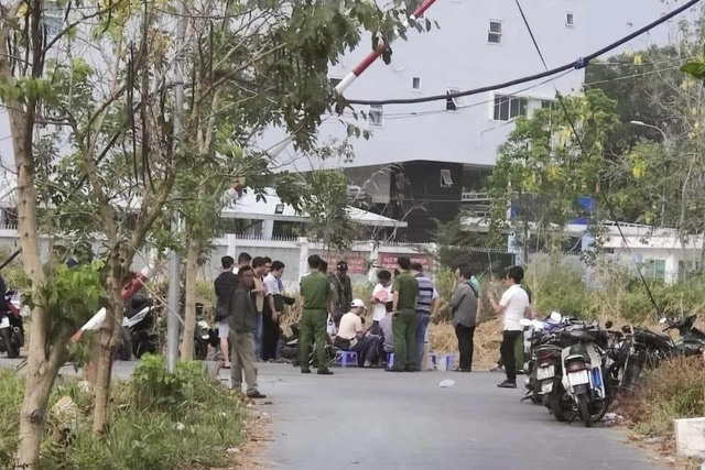 Công an khám nghiệm hiện trường.