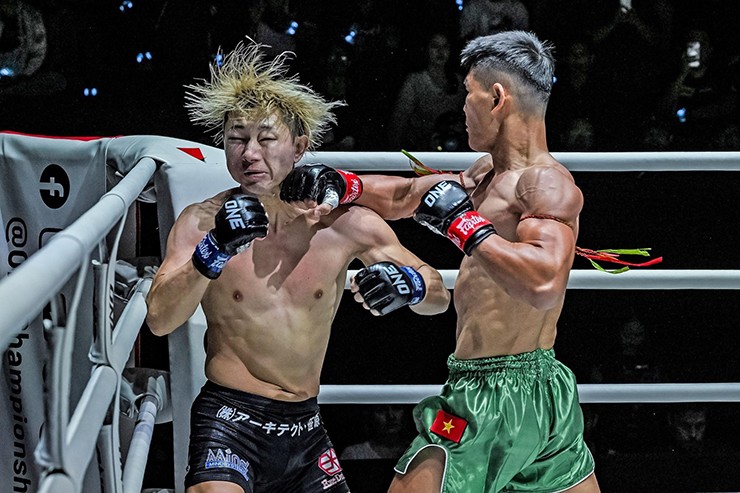 Quốc Tuấn hạ knock-out Yuya Jonishi ở đầu hiệp 3 bằng những đòn tay cực nặng